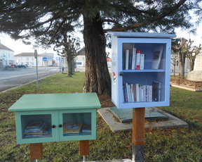 Installation boîte à livres pour enfants Place Louis MAUFRAIS